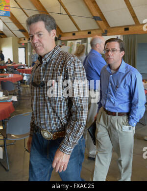 Elmdale, Kansas, USA, 2 settembre, 2015 Kansas governatore Sam Brownback parla a pietra focaia colline di credito al vertice:contrassegnare Reinstein Foto Stock