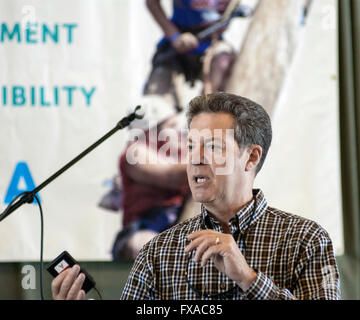 Elmdale, Kansas, USA, 2 settembre, 2015 Kansas governatore Sam Brownback parla a pietra focaia colline di credito al vertice:contrassegnare Reinstein Foto Stock