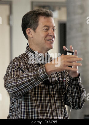 Elmdale, Kansas, USA, 2 settembre, 2015 Kansas governatore Sam Brownback parla a pietra focaia colline di credito al vertice:contrassegnare Reinstein Foto Stock