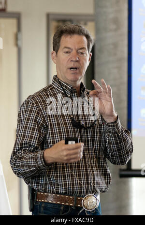 Elmdale, Kansas, USA, 2 settembre, 2015 Kansas governatore Sam Brownback parla a pietra focaia colline di credito al vertice:contrassegnare Reinstein Foto Stock