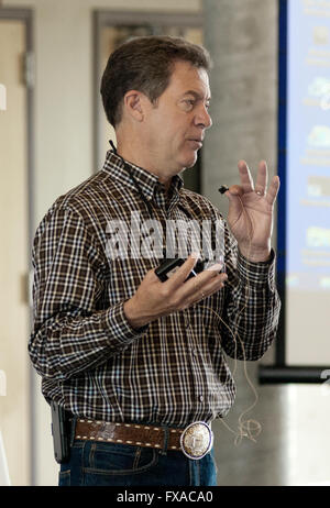 Elmdale, Kansas, USA, 2 settembre, 2015 Kansas governatore Sam Brownback parla a pietra focaia colline di credito al vertice:contrassegnare Reinstein Foto Stock