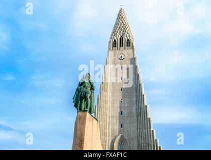 Statua di Leif Eriksson al di fuori Hallgrimskirkja, Reykjavik, Islanda Foto Stock