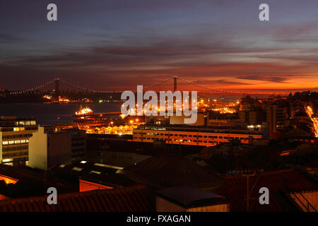 Vista dal Miradouro de Santa Catania il Bairro Alto e il Ponte 25 de Abril al crepuscolo, Lisbona, Portogallo Foto Stock