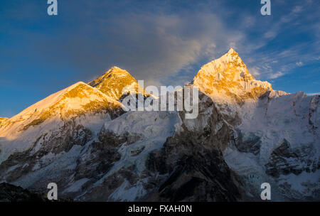 I massicci intorno a Mt. Everest (8848m) e sul Nuptse (7861m) al tramonto visto da Kala Pathar (5545m), Gorakshep Foto Stock