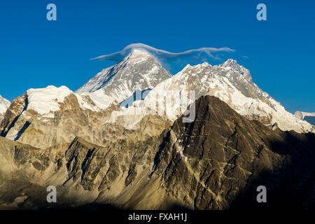 Mt. Everest (8848m) con una nuvola bianca sulla sua sommità, visto da Gokyo Ri (5360m), Gokyo, Solo Khumbu, in Nepal Foto Stock