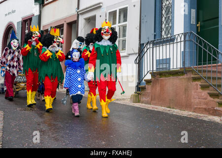 Molti e diversi gruppi di persone mascherate a piedi attraverso le strade di Basilea, 3 giorni e 3 notti, il Carnevale di Basilea, alla riproduzione di musica Foto Stock