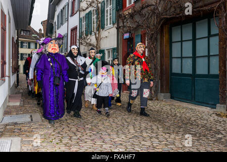 Molti e diversi gruppi di persone mascherate a piedi attraverso le strade di Basilea, 3 giorni e 3 notti, il Carnevale di Basilea, alla riproduzione di musica Foto Stock