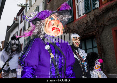 Molti e diversi gruppi di persone mascherate a piedi attraverso le strade di Basilea, 3 giorni e 3 notti, il Carnevale di Basilea, alla riproduzione di musica Foto Stock