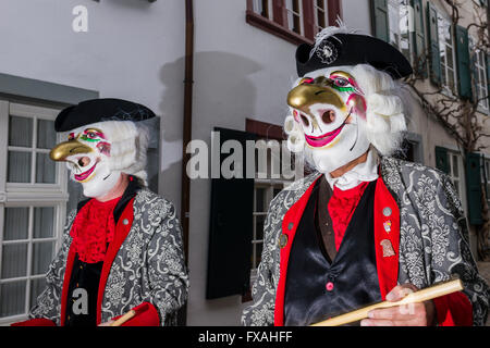 Molti e diversi gruppi di persone mascherate a piedi attraverso le strade di Basilea, 3 giorni e 3 notti, il Carnevale di Basilea, alla riproduzione di musica Foto Stock