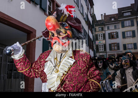 Molti e diversi gruppi di persone mascherate a piedi attraverso le strade di Basilea, 3 giorni e 3 notti, il Carnevale di Basilea, alla riproduzione di musica Foto Stock