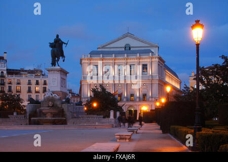 Opera House Teatro vero e proprio sulla Plaza de Oriente al tramonto, Madrid, Spagna Foto Stock