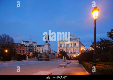 Opera House Teatro vero e proprio sulla Plaza de Oriente al tramonto, Madrid, Spagna Foto Stock