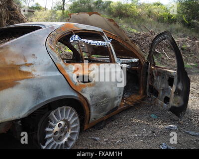 Bruciata abbandonata rubato Ford auto da incendio doloso Foto Stock