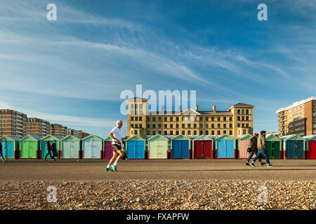 Pittoresca spiaggia di capanne in Hove, East Sussex, Inghilterra. Foto Stock