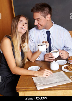 Happy business Coppia sorridente insieme in una caffetteria Foto Stock