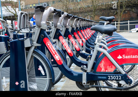 "Boris Bikes' pronta per il noleggio presso la Città Bianca docking station in Shepherds Bush, Londra. Foto Stock