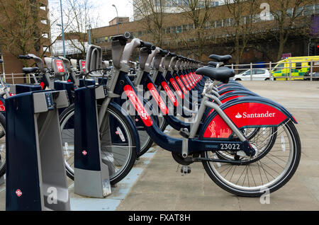 "Boris Bikes' pronta per il noleggio presso la Città Bianca docking station in Shepherds Bush, Londra. Foto Stock