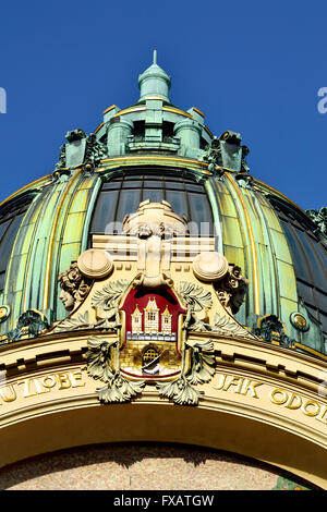 Praga, Repubblica Ceca. Obecni dum / Casa Municipale (1912 - Rinnovato degli anni novanta) edificio Art nouveau in Namesti republiky (dettaglio) Foto Stock