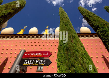 Museo Dali, museo di Dalì a Figueres, dettaglio con il blu cielo nuvoloso, Figueres, Figueras, Catalogna, Spagna Foto Stock