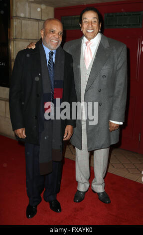 8 marzo 2016 - Berry Gordy e Smokey Robinson frequentando Motown: Il Musical premere notte, Shaftesbury Theatre di Londra, Regno Unito. Foto Stock