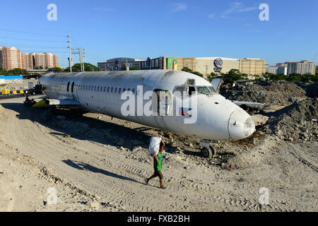 Filippine, Manila, Parañaque City, oggetto di dumping aereo McDonnell Douglas DC-9 della compagnia aerea filippina Cebu Pacific, dietro SM city shopping mall Sucat Foto Stock