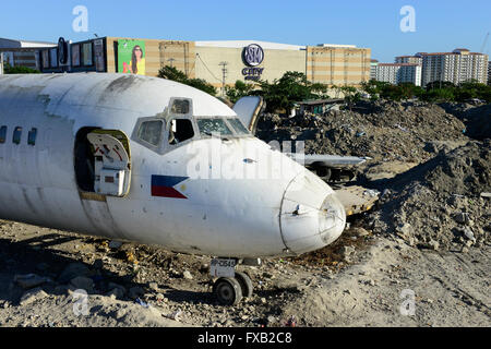 Filippine, Manila, Parañaque City, oggetto di dumping aereo McDonnell Douglas DC-9 della compagnia aerea filippina Cebu Pacific, dietro SM city shopping mall Sucat Foto Stock