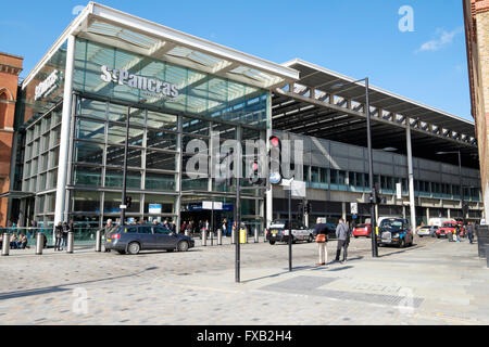 Ingresso dalla stazione ferroviaria internazionale di St Pancras, Somers Town, Londra, Inghilterra, Regno Unito Foto Stock