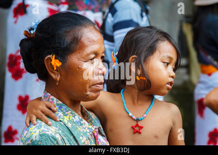 Nonna e nipote in Tirtha Empul Temple. Bali. Indonesia asia. Foto Stock