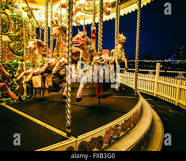 Merry-go-round sul molo di Brighton di notte, REGNO UNITO Foto Stock