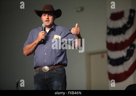 American bovini rancher e governo anti-attivista Ammon Bundy parla durante un forum ospitato dall'Accademia Americana per l'istruzione costituzionale presso il Burke scuola di base Luglio 22, 2014 in Mesa, Arizona. Foto Stock