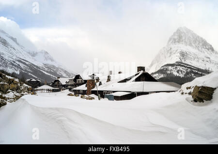 La storica Lake McDonald Lodge sotto la massiccia quantità di neve come preparativi in corso nel Glacier National Park per iniziare l'apertura per la stagione il 15 marzo 2016 in ghiacciaio Ovest, Montana. Park Rangers iniziano a cancellare le strade e ri-aprire il lodge in primavera per la stagione. Foto Stock