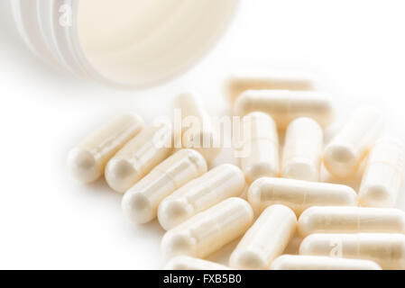 Yogurt capsule isolato su uno sfondo bianco. Yogurt capsule aiutano a mantenere un normale sano sistema gastrointestinale un Foto Stock