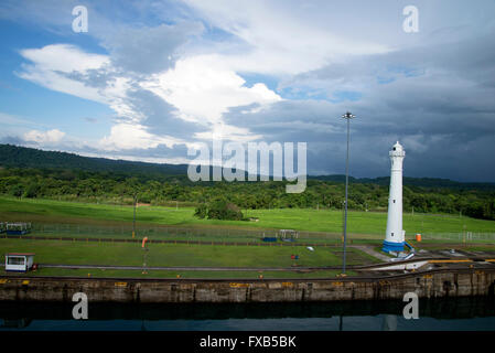 Altezza faro bianco per il Nord Atlantico sorge in un bellissimo ambiente di verde che si affaccia sul Canale di Panama in prossimità di Gatun serrature. Foto Stock