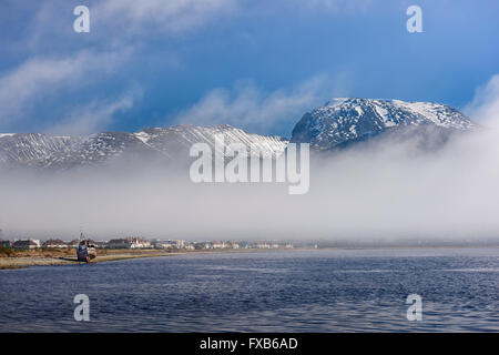 Highland scozzesi paesaggio Ben Nevis visualizzati sul Loch Linnhe da Corpach Foto Stock