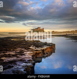 Il castello di Bamburgh in sera la luce solare Foto Stock