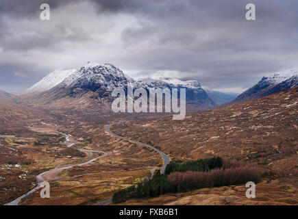 Highland scozzesi paesaggio Glen Coe, Buchaille Etive Beag e A82 Foto Stock