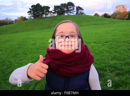 Ritratto di bella ragazza con gli occhiali nel parco Foto Stock