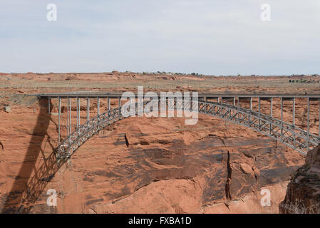 Enorme diga ponte attraversare il fiume Colorado a Lake Powell, Arizona USA Foto Stock