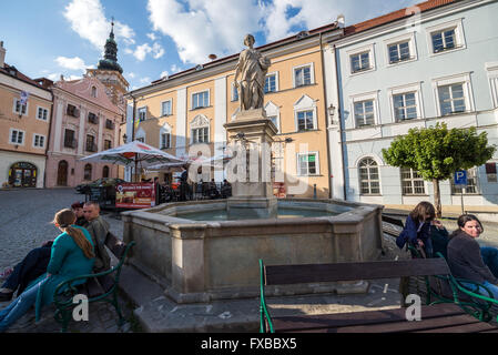 Fontana con la statua di Pomona alla storica piazza centrale nella città di Mikulov, regione Moravia, Repubblica Ceca Foto Stock