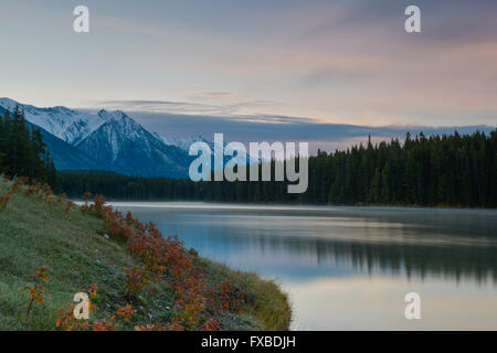 Johnson Lago, Banff Nationalpark, kanadische Montagne Rocciose, Alberta, Kanada, Nordamerika Foto Stock
