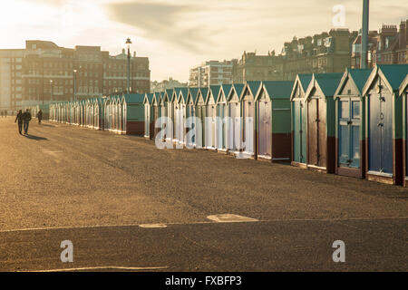 Pittoresca spiaggia di capanne in Hove, East Sussex, Inghilterra. Foto Stock