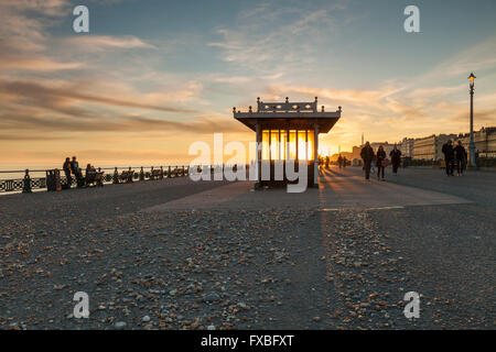 Tramonto sul lungomare Hove, Brighton e Hove, East Sussex, Inghilterra. Foto Stock