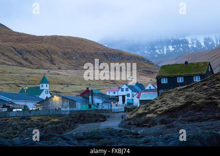 Villaggio Gjógv visto dalla spiaggia, Eysturoy, Isole Faerøer, Danimarca in aprile - Gjogv Isole Faerøer Foto Stock