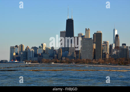 Il lago Michigan con il Chicago skyline della città e John Hancock Building come visto dal lago di fronte a Fullerton Avenue. Foto Stock