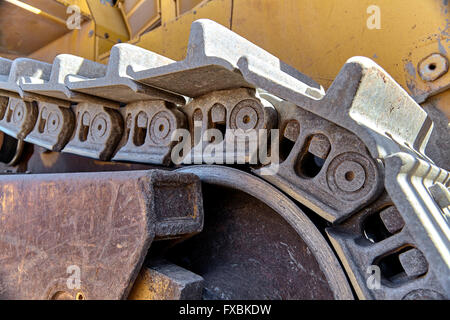 Costruzione pesante attrezzatura escavatore bulldozer ingranaggio in acciaio link la cinghia dentata di trasmissione closeup Foto Stock