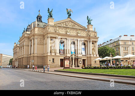 LVIV, Ucraina - 29 giugno 2014: i turisti non identificato vicino Solomiya Krushelnytska accademico di stato Opera e Balletto, Lviv Foto Stock