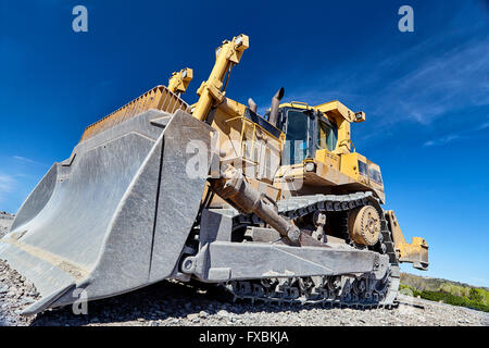 Costruzione di attrezzature pesanti di grandi bulldozer sul cantiere closeup Foto Stock