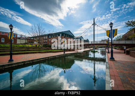 Moderno ponte a Carroll Creek parco lineare, in Frederick, Maryland. Foto Stock