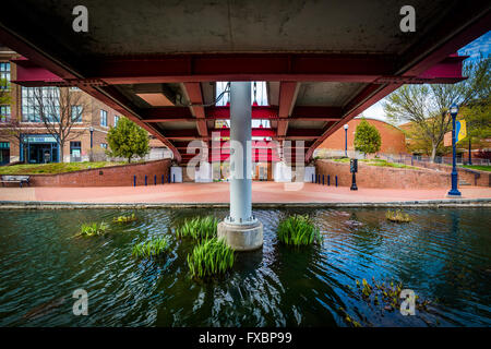 Moderno ponte a Carroll Creek parco lineare, in Frederick, Maryland. Foto Stock