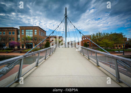 Moderno ponte a Carroll Creek parco lineare, in Frederick, Maryland. Foto Stock